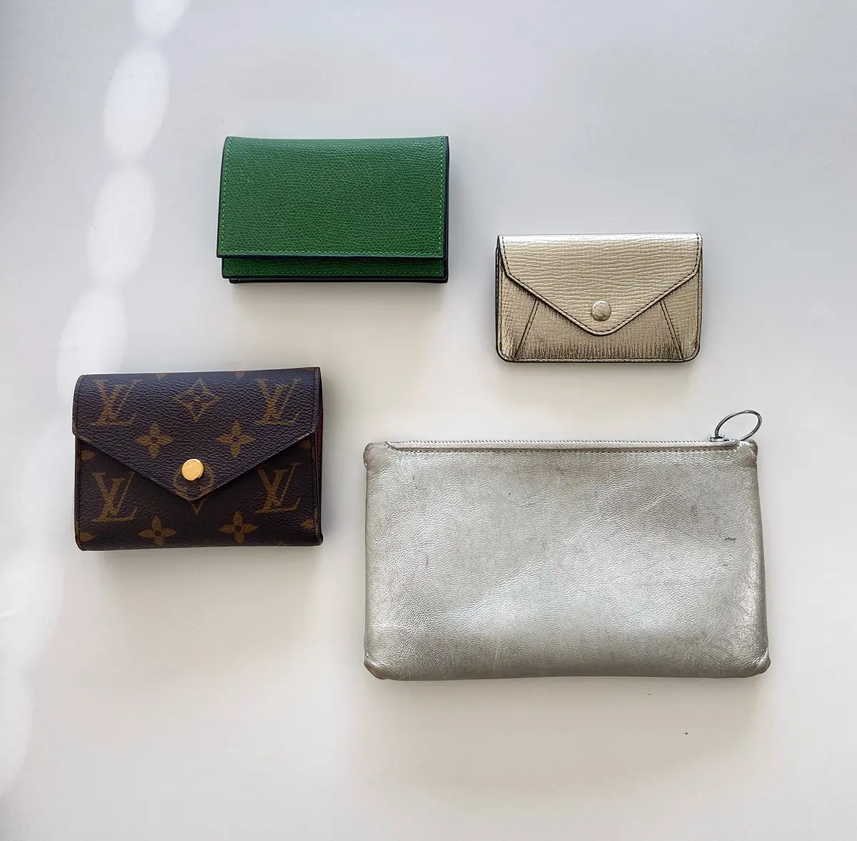 必要なものが最小限にすっきりと収納されたS林のバッグの中身。