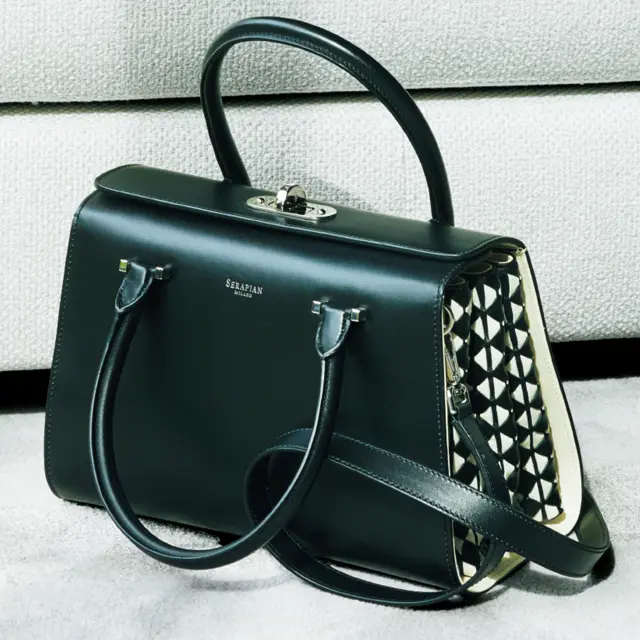 サイドディテールハンドバッグ×プレートつきフラットシューズ