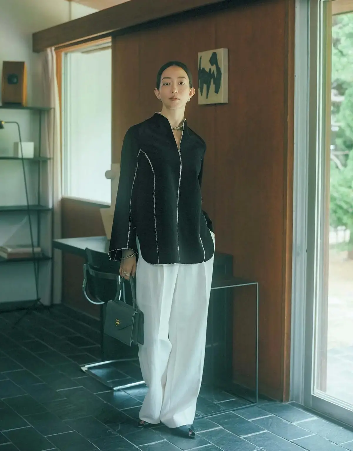 大人の輪郭をモダンに形づくる。アウターライクな立体シルエットの洗練