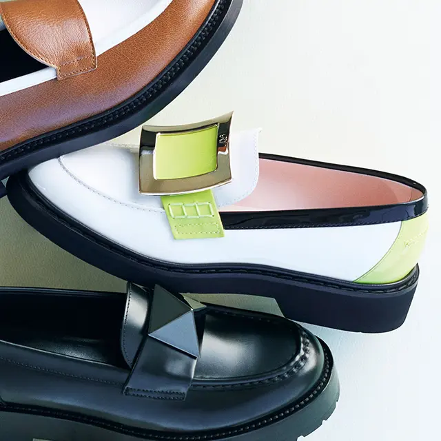 パテントレザーに映えるネオンカラーのディテール。アイコニックなロゴ入りのメタルバックルも印象的。靴（2.5）￥135,300／ロジェ・ヴィヴィエ・ジャパン（ロジェ ヴィヴィエ）