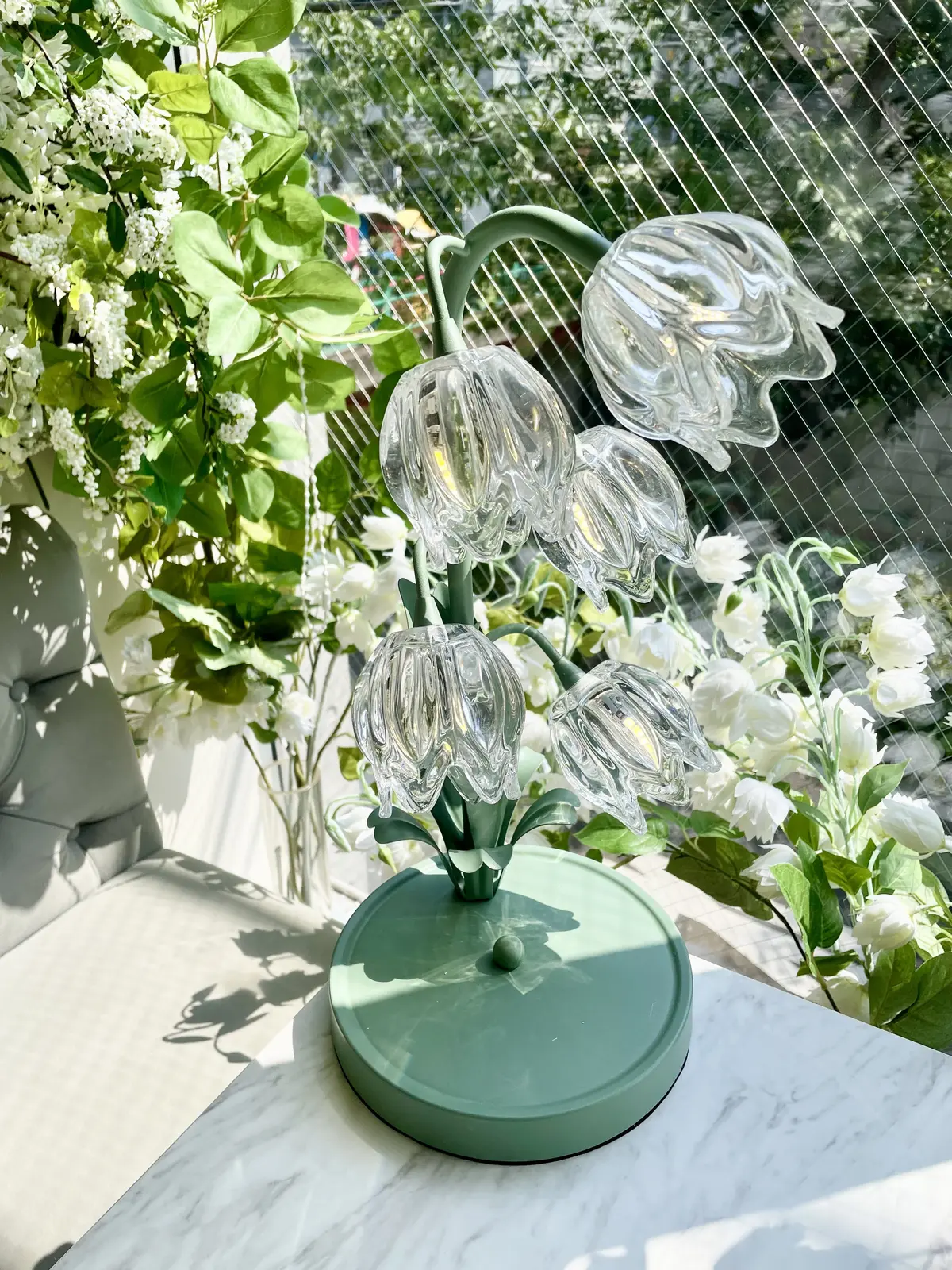 夏、夏ワンピース、夏ワンピ、ワンピ、白ワンピ、ロングヘア、黒髪、黒髪ロング、HAUTE COUTURE・CAFE nakameguro 、HAUTE COUTURE・CAFE 、中目黒、アフタヌーンティー、マスカット、すずらん、ケーキ、スイーツ、花束、ピンクの花束、白ワンピース、ホワイト、ホワイトワンピース、ワンピース、ノースリーブ、ノースリーブワンピース、パフェ、アイス、お花、お花の世界、お花の内装、店内、お花の店内、お花の装飾、アフタヌーンティー専門店、Shine Muscat Afternoon tea、たっぷりフルーツのすずらんsoda付き、 7/3~9/16期間限定、期間限定、バースデー、バースデープラン、バースデーケーキ、デコレーションケーキ、ホールケーキ、すずらんランプ、すずらん、可愛いすずらんランプ、ランプ、ガラスシェード