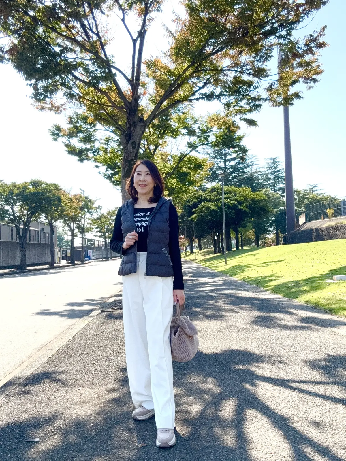 優美なセミワイドホワイトパンツで軽やかにの画像_6