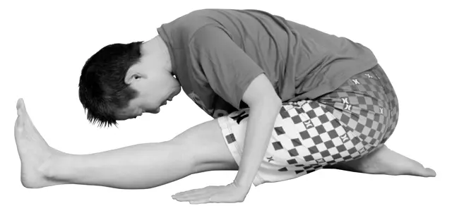 両手を床につき、おしりを引く