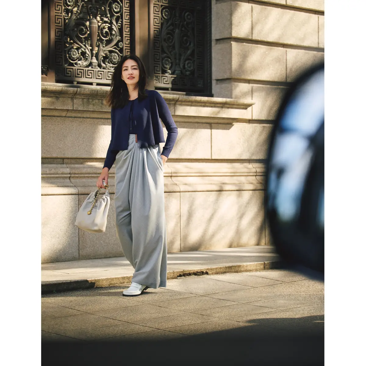 ネイビーニットカーデにグレーギャザーデザインパンツを合わせたコーディネート　モデル・RINA