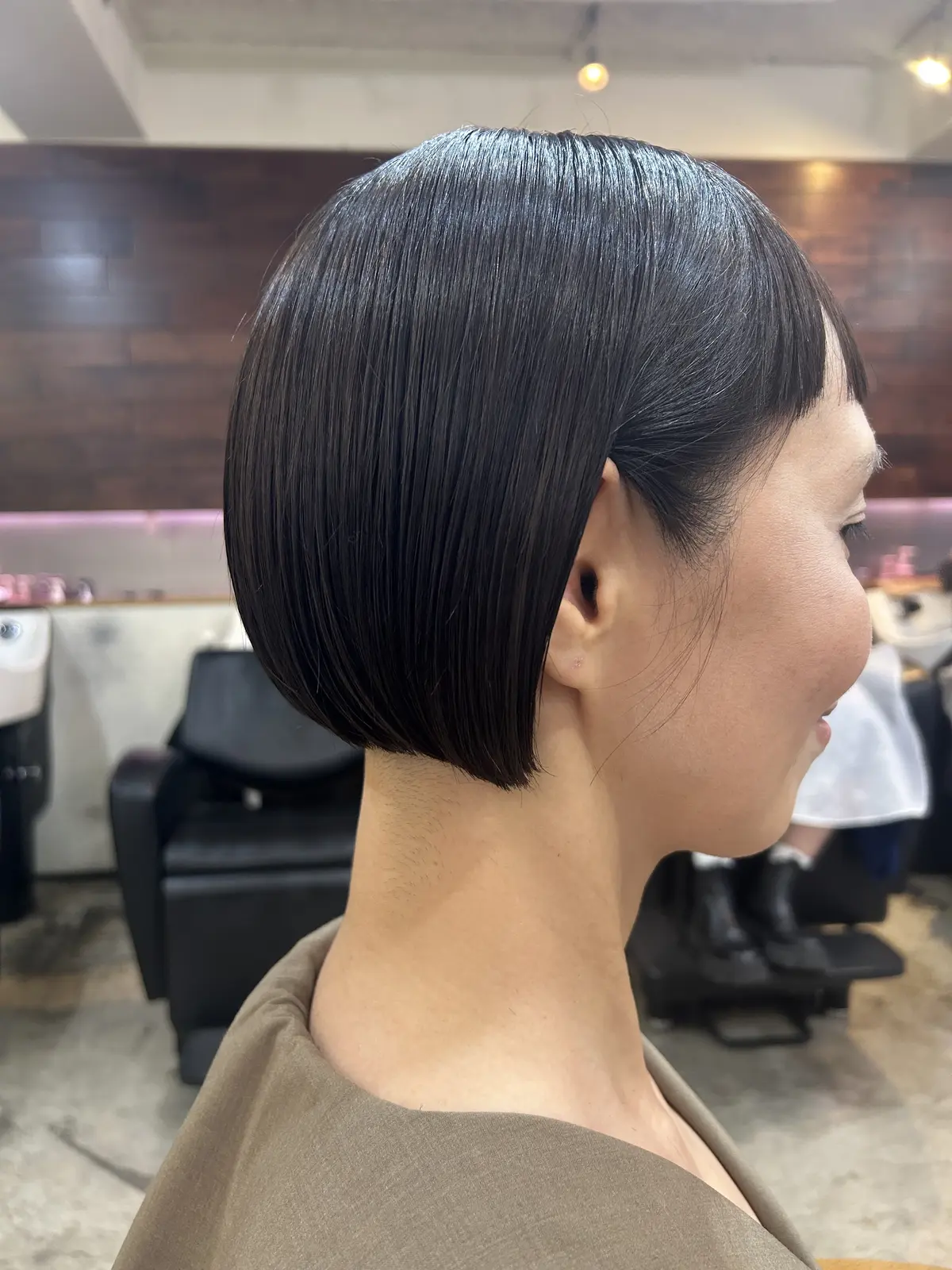 思い切って髪色をトーンダウンしたら黒い服の画像_3