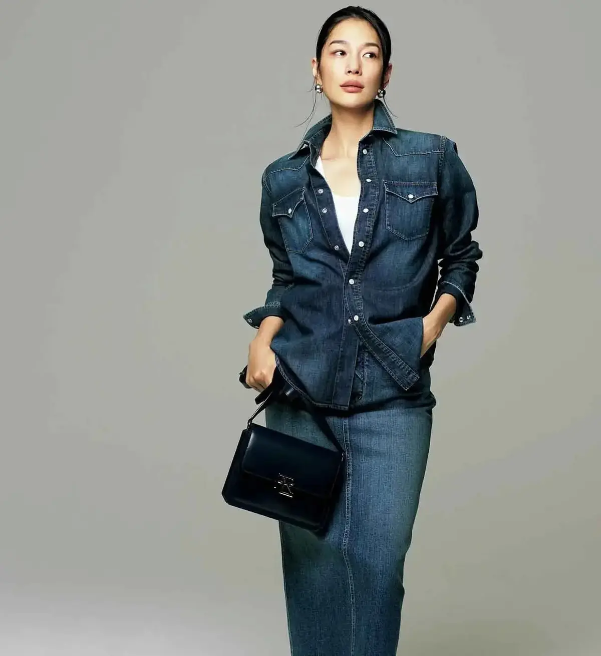 リラックス感とラグジュアリーな雰囲気「50代の上品なカジュアルスタイル」