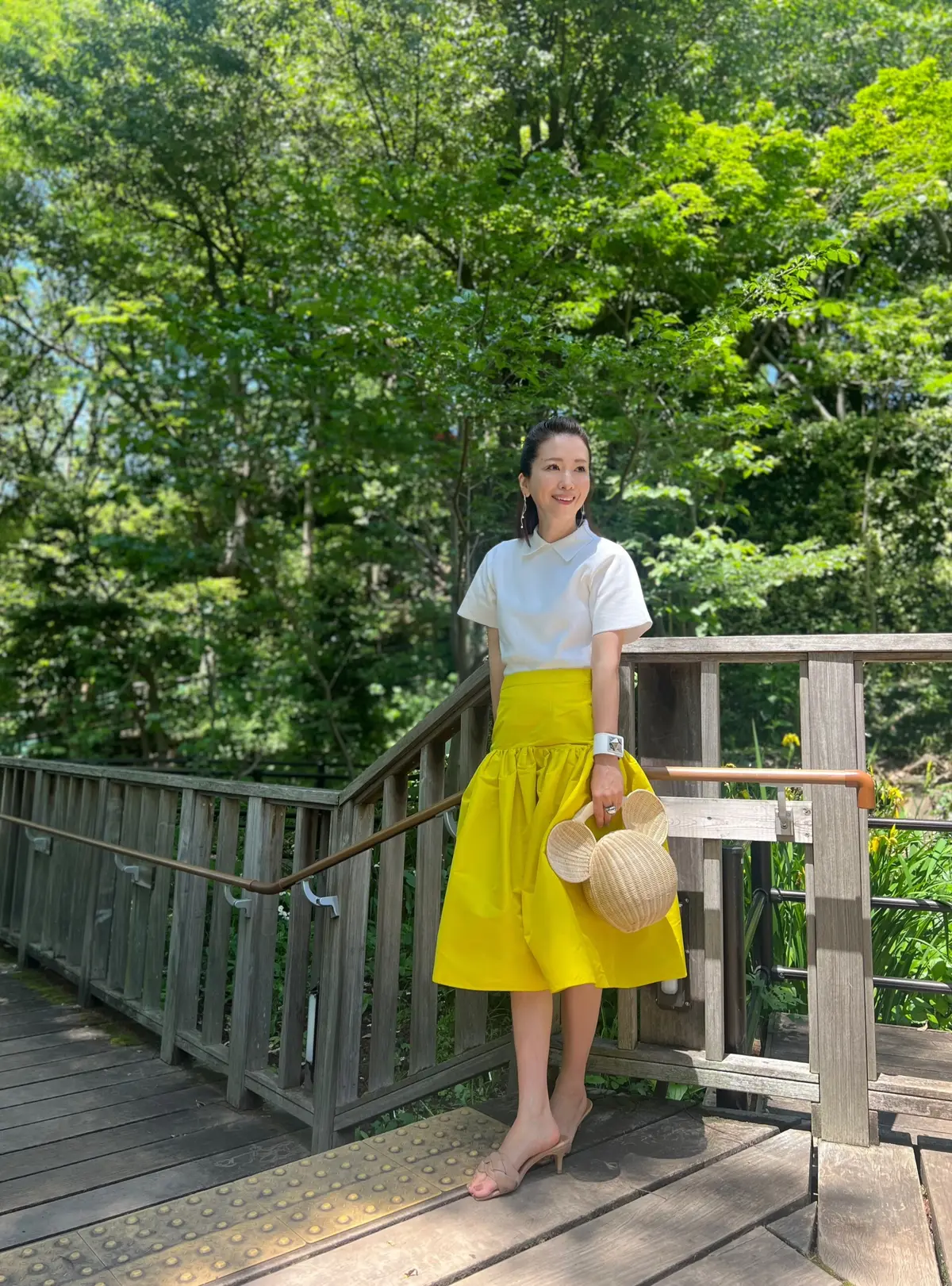 成田千恵さん レディな着こなしを鮮やかなイエローでポジティブに