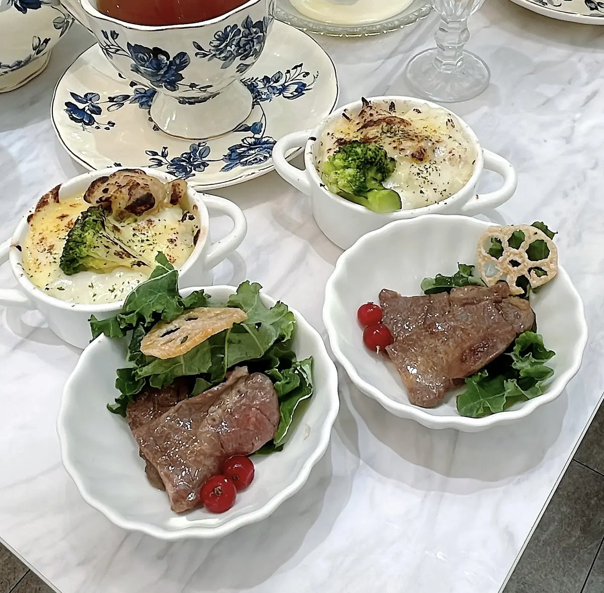 haute couture cafe、haute couture cafe表参道、表参道カフェ、オートクチュールカフェ、オートクチュールカフェ表参道、表参道グルメ、表参道アフタヌーンティー、期間限定、期間限定アフタヌーンティー、ジュレ、スイーツ、可愛いスイーツ、雪の結晶、冬スイーツ、クリスマスアフタヌーンティー、セイボリー、熱々セイボリー、お料理、メイン料理、ケール、ケールサラダ、レンコンチップス、ドリア、チキンドリア、宮崎県産鶏、宮崎県産鶏トロ、クリームシチュードリア、クリームドリア、チーズ