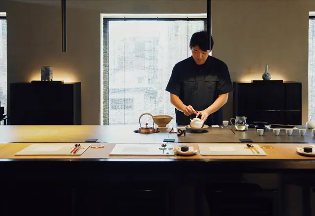 カウンター6席のみ。2階では菓子やお茶、器などを販売