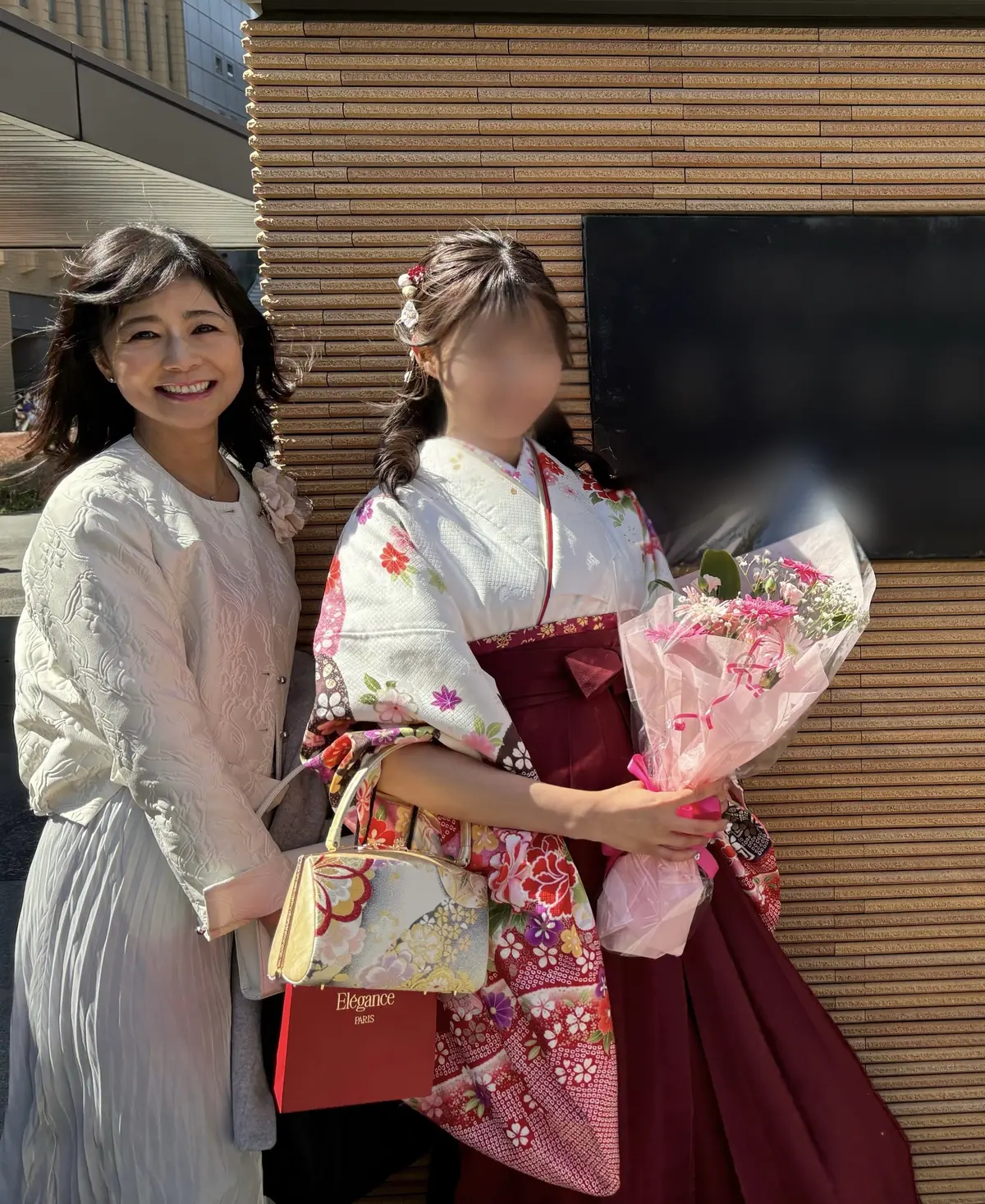 白、ジャケット、白ジャケット、春、春服、コサージュ、白コサージュ、白バッグ、バッグ、白パンプス、パンプス、ハイヒール、白ハイヒール、グレースカート、スカート、シルバー、シルバースカート、ロングスカート、グレーロングスカート、シルバーロングスカート、ブラウス、白ブラウス、フリルブラウス、白フリルブラウス、卒業式コーデ、入学式コーデ、セレモニー、セレモニーコーデ、大人コーデ、ママコーデ、親コーデ、母コーデ、袴、袴コーデ、赤袴、エンジ袴、和服、白着物、花柄、花束、ピンク花束、和装、和物、和物バッグ、和装バッグ、ハーフアップ、ボブ、ロングボブ、母子、母娘、母娘コーデ、卒業式袴、卒業式母娘、Ekegance、エレガンス、ラ プードル オートニュアンス リクスィーズ、フェイスパウダー、プレゼント、コスメ、化粧品、鈴乃屋