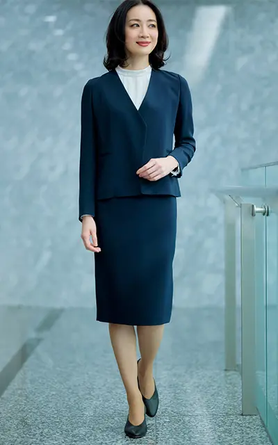 エストネーションのミニマル ノーカラースーツコーデの樹神