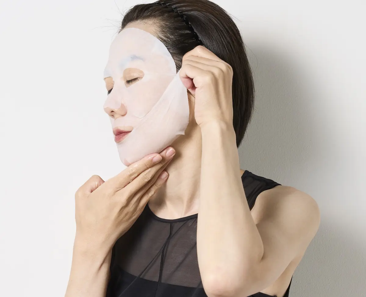 シートマスクを貼っている写真