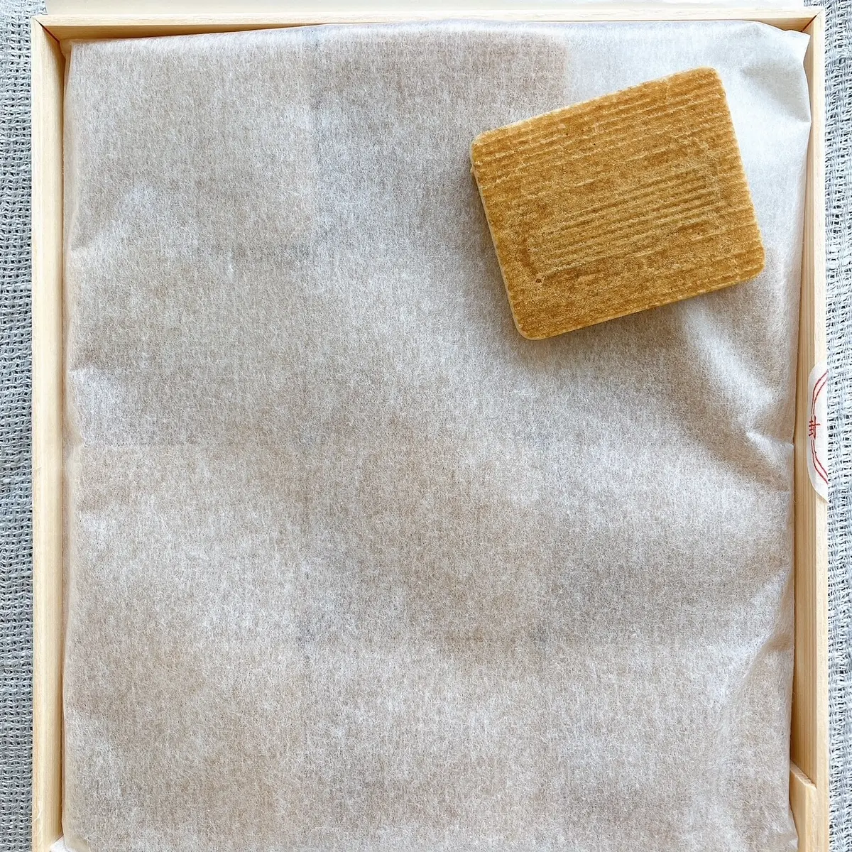 八雲茶寮　楳心果の黒糖煎餅の中身