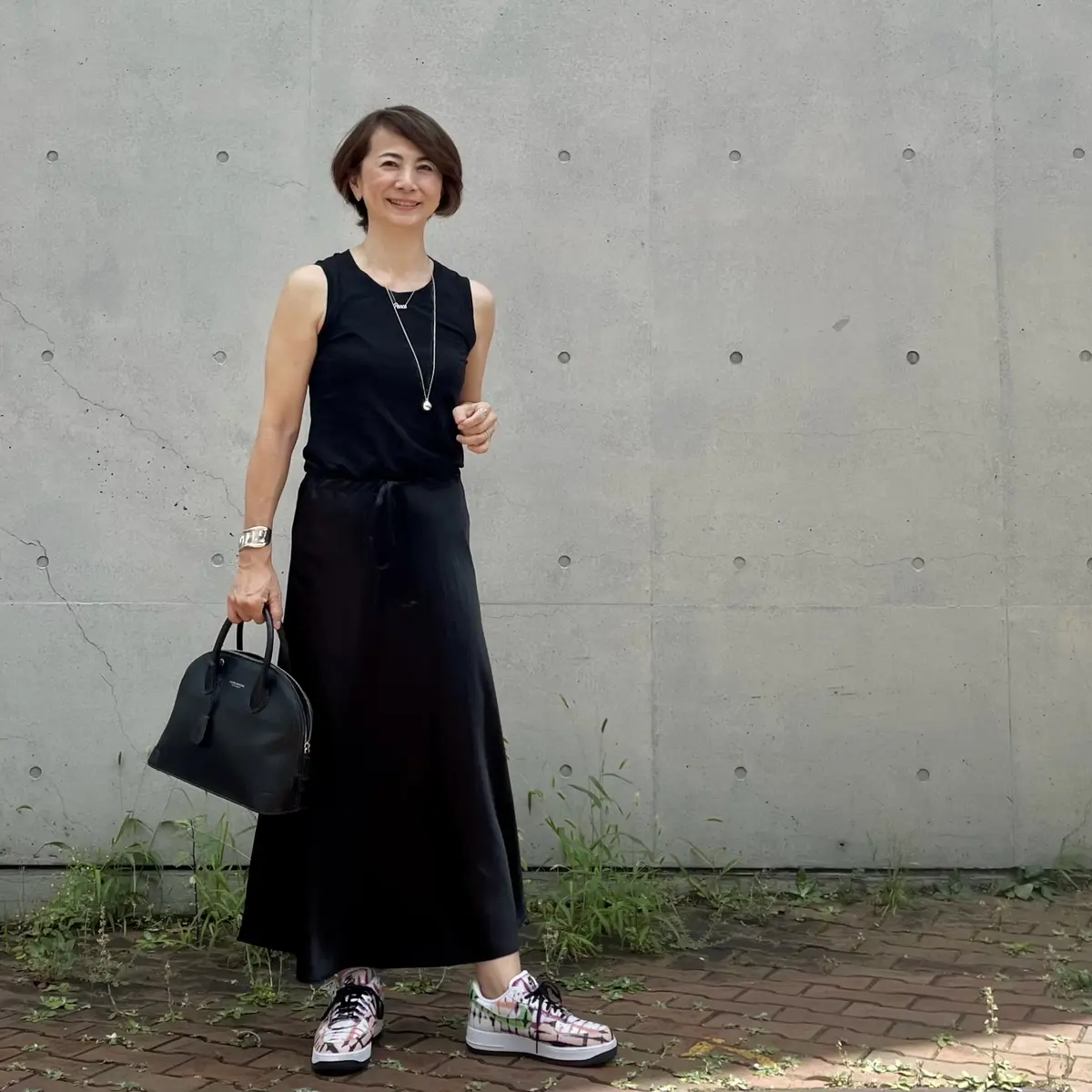 スニーカーが主役の黒コーデの画像_5