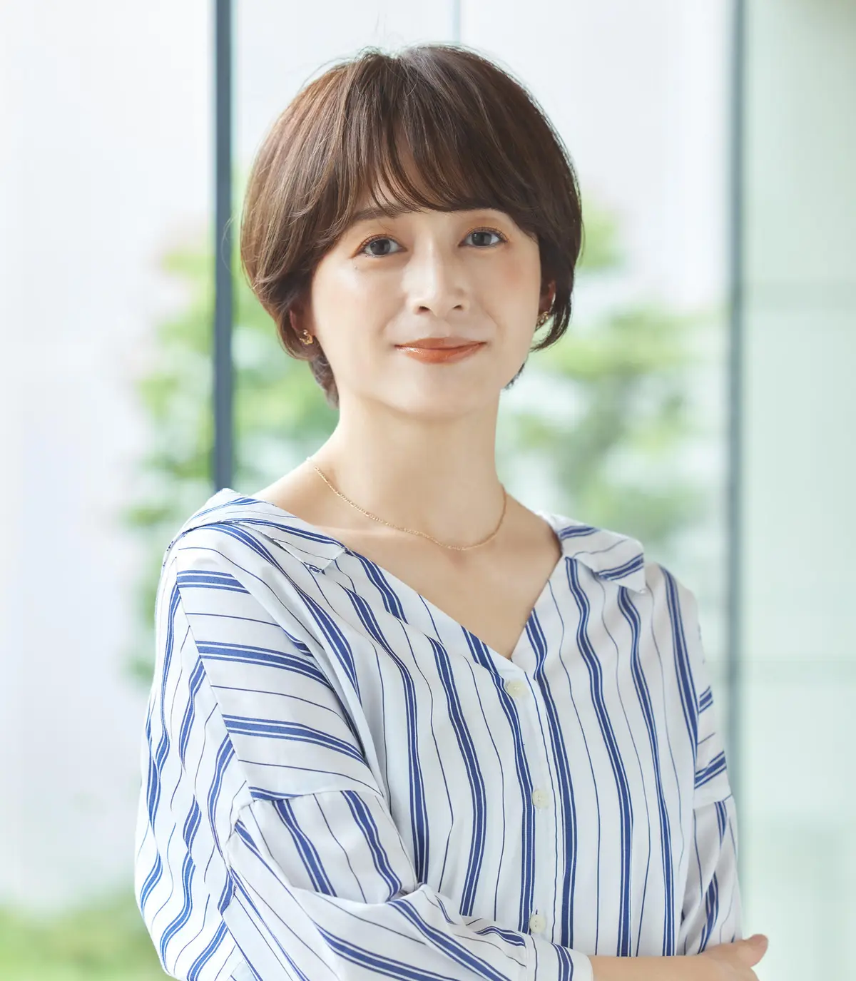 Webエクラ 前から見たショートヘアスタイル