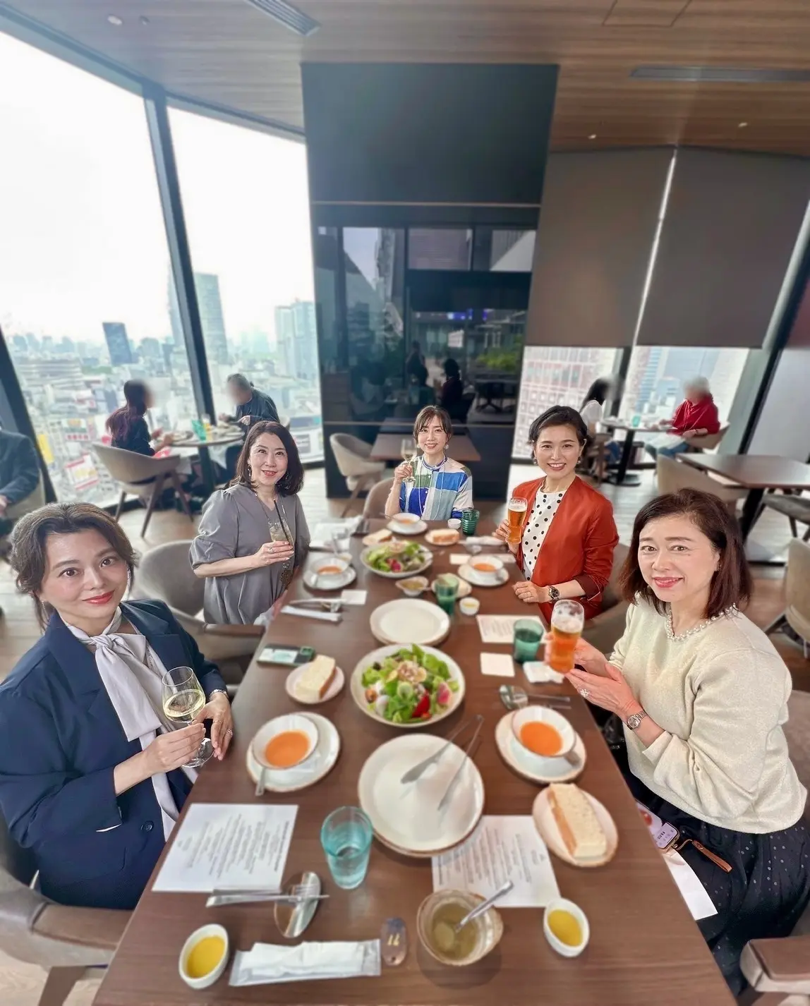 新宿歌舞伎町タワー17階 JAM17 DINING（JAM17ダイニング）でランチをする女性の画像