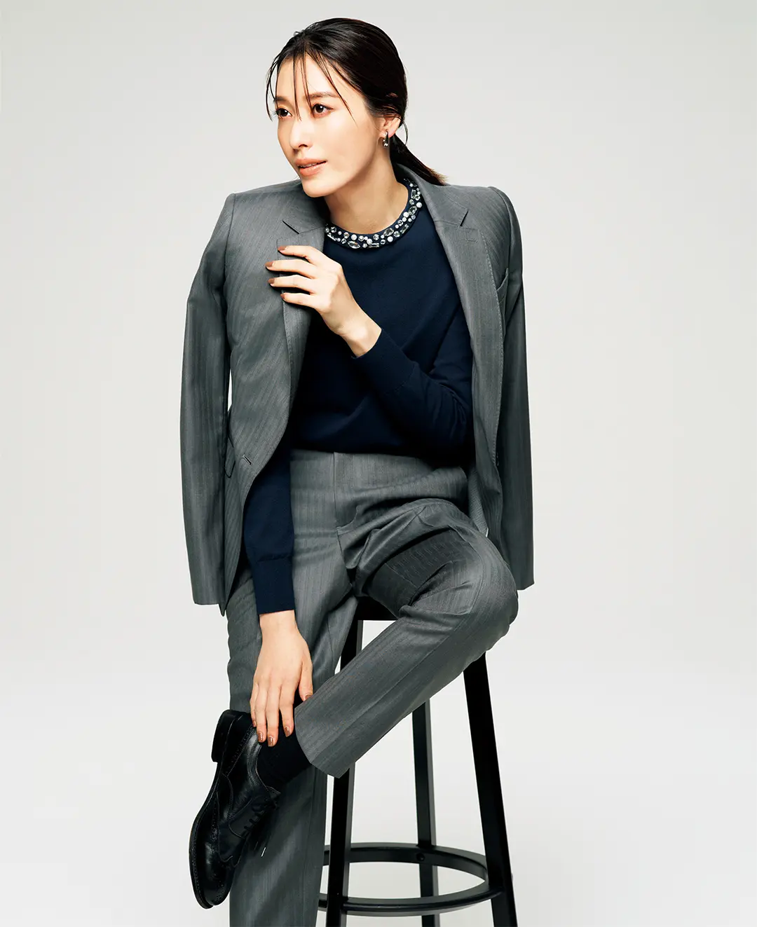 上質さとエレガンスを極めたグレーのセットアップ