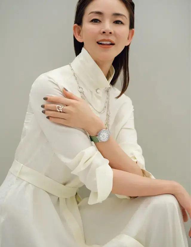 【「エルメス カット」私のスタイルをつくる時計】ダイヤモンドの輝きと若草色のストラップをまとって