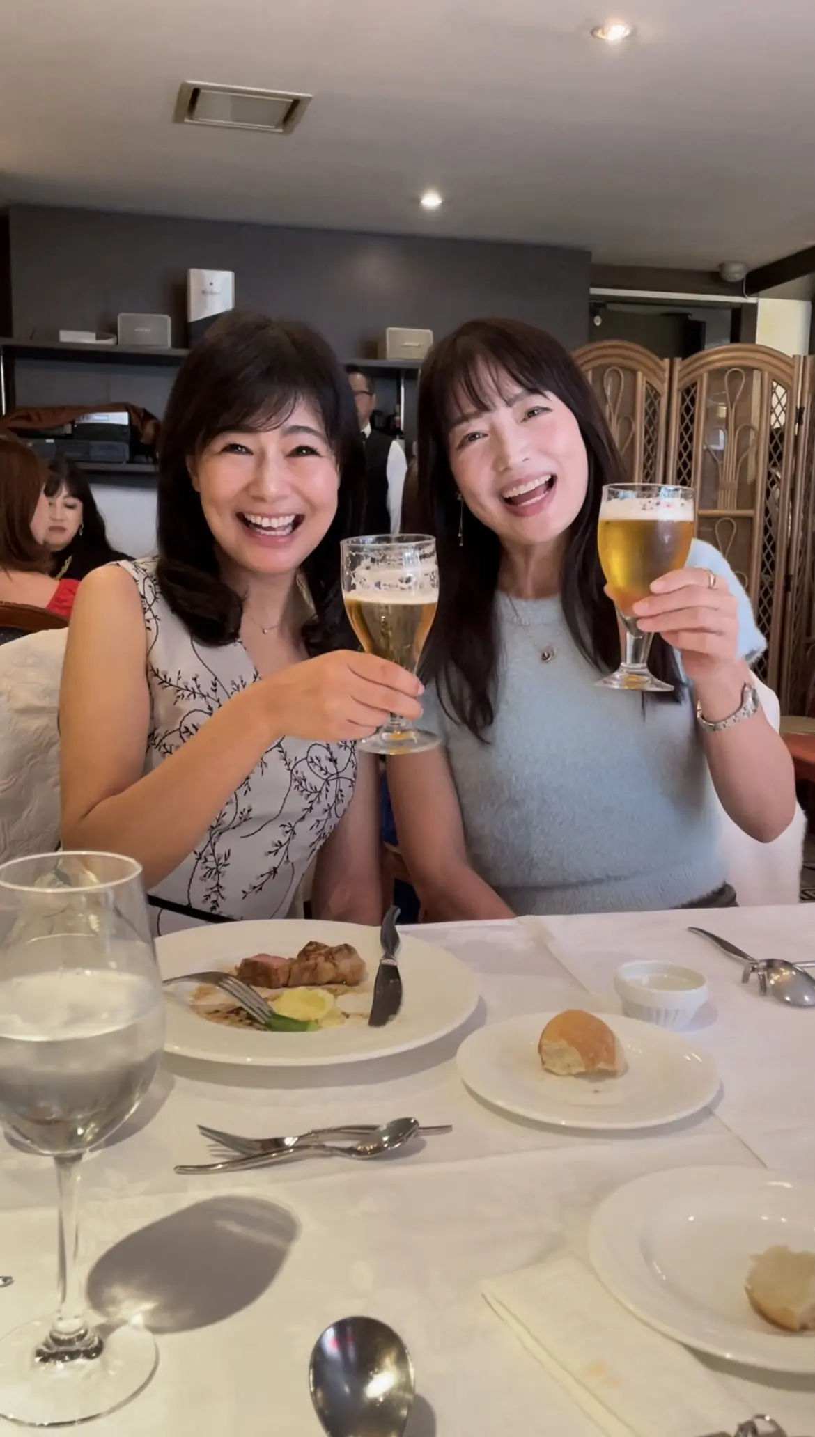 イタリアン、Angepatio、Restaurant、アンジェ パテオ、ビール、ベージュワンピース、水色ニット、イタリアン、お肉、ステーキ、乾杯、ボブ、ロングボブ、ロングヘア