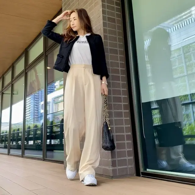 白Tと白スニーカーでカジュアルだけどツイードジャケットできちんと感を