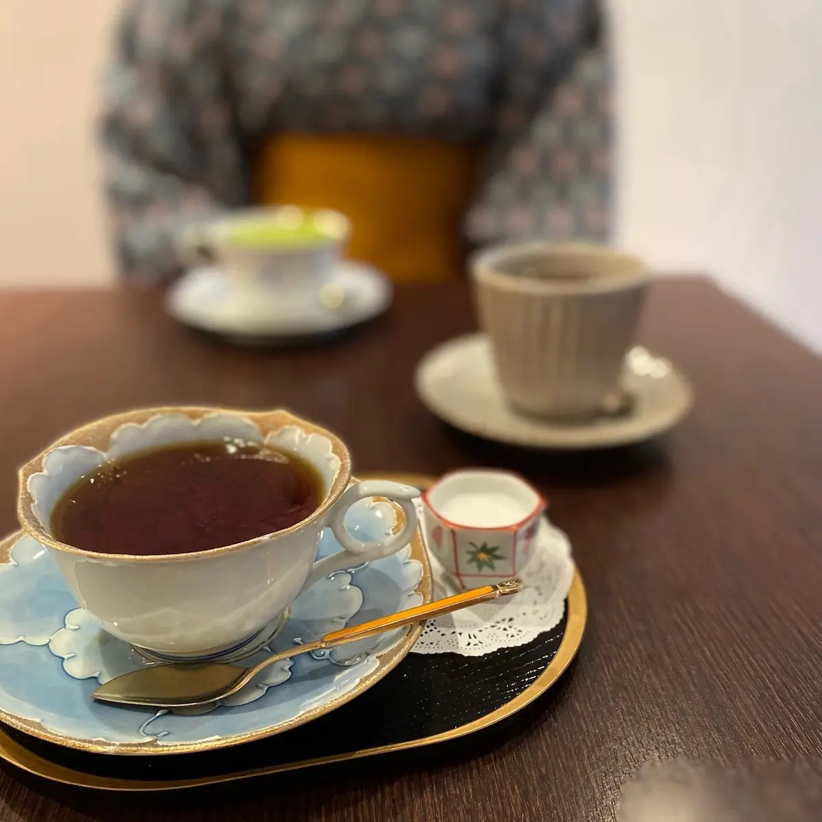 紅茶と着物の女性