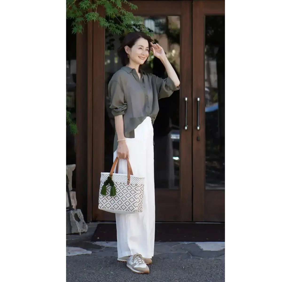 【白パンツを使った秋コーデ5選】ブラウンやカーキなど秋色トップスと相性抜群。季節感のある上品な装いに！