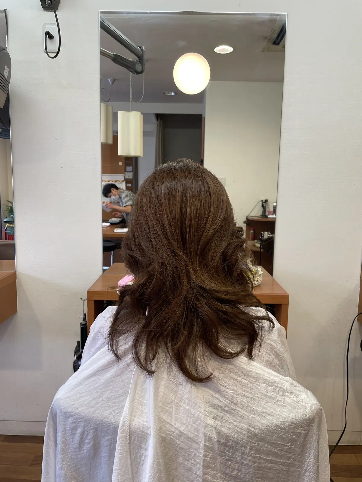 美容室　鏡前　後ろ姿