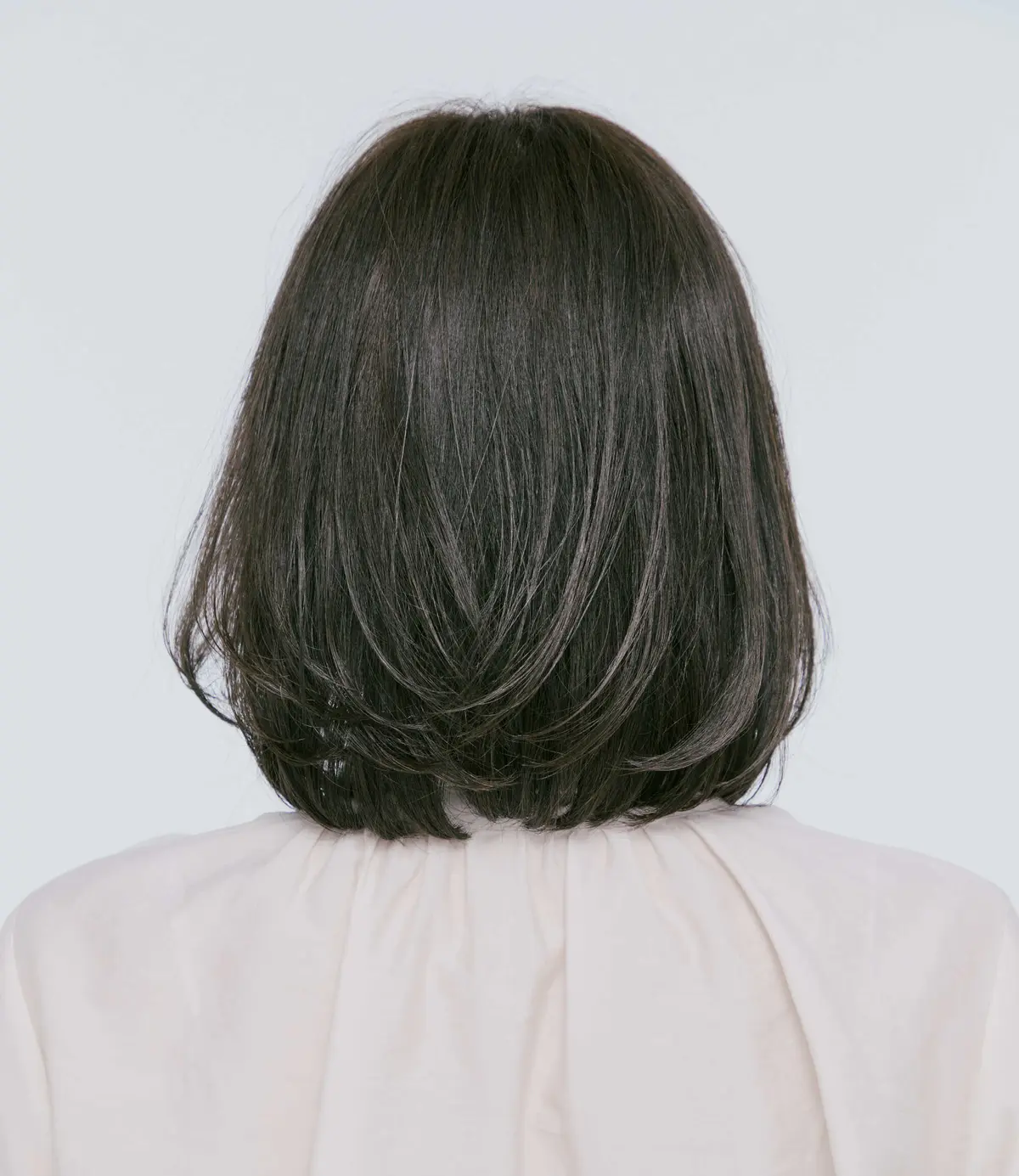 肌映えとおしゃれを両立する ＂透明感演出カーキ＂　ヘアカラー　白髪隠し　BACKの写真