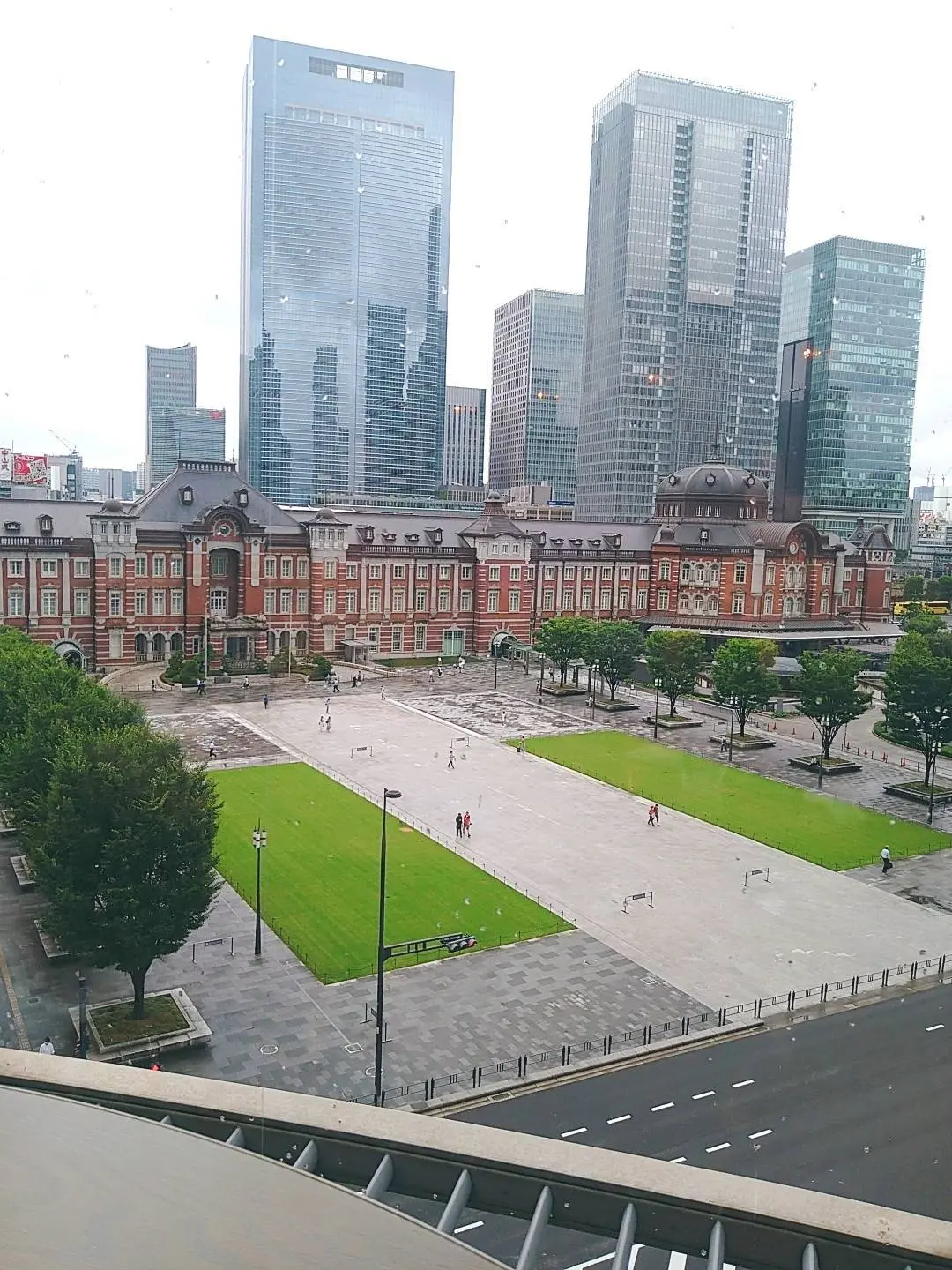 新丸ビルのメゾンバルザック、窓際席、ランチ