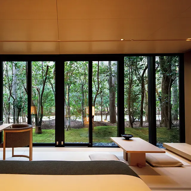 壁一面の窓の向こうは四季折々の木々。春は緑一色に