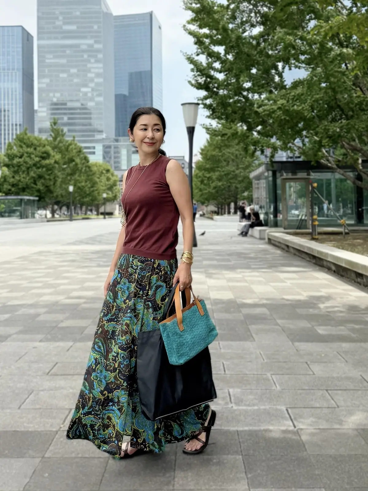 エクラ2025年10月号　エクラ付録　Aquascutum × eclat 大人のポケッタブルトート　ブラウンニット　ベイズリー柄スカート　ターコイズブルーバッグ、ブラウンサンダル