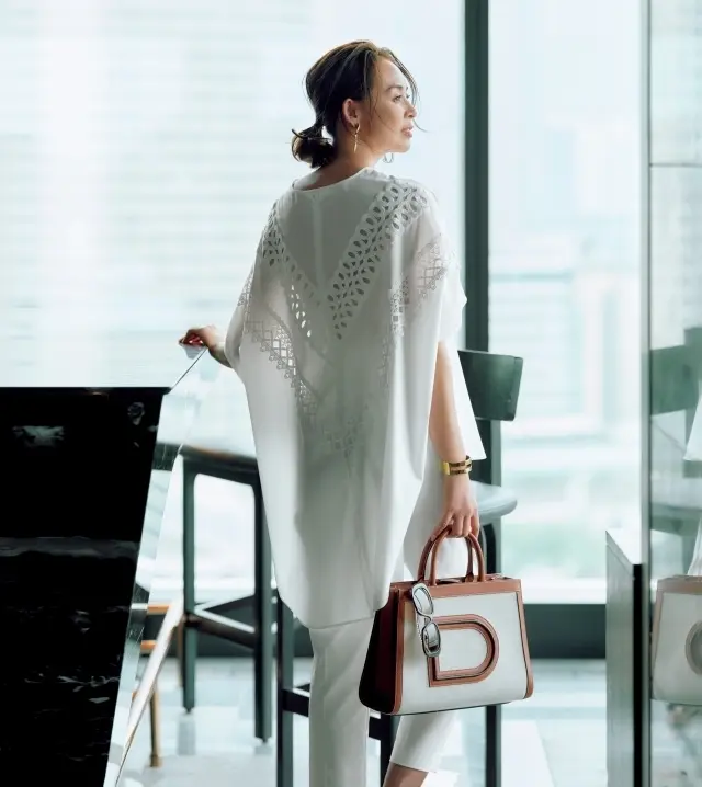 50代おしゃれ度がグッとあがる「後ろ姿美人なトップス」