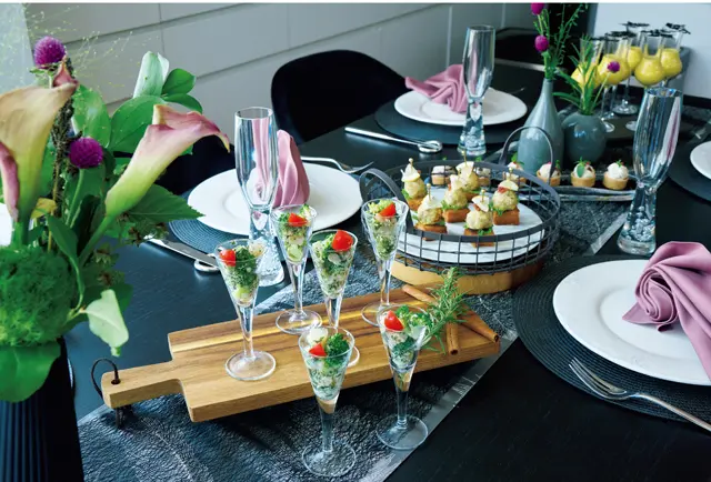 目にも舌にもうれしい料理の数々。手前から「エビとブロッコリーの塩麴青じそジェノベーゼ和え」「チキンミートボールと梅ソースのピンチョス」「ラム酒かおるクリームチーズボール」「かぼちゃスープ」