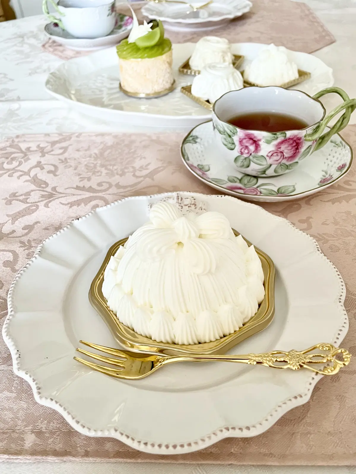 東京會舘本舘、sweets & gifts、マロンシャンテリー、薔薇のコーヒーカップ、金のフォーク、お皿、白いお皿、