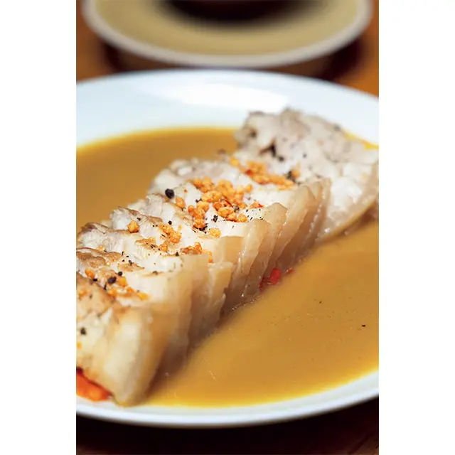 ジューシーなゆで豚に、やや酸味の効い た韓国式冷菜ソースがマッチ。Cham Boi led Pork Slice W19,000