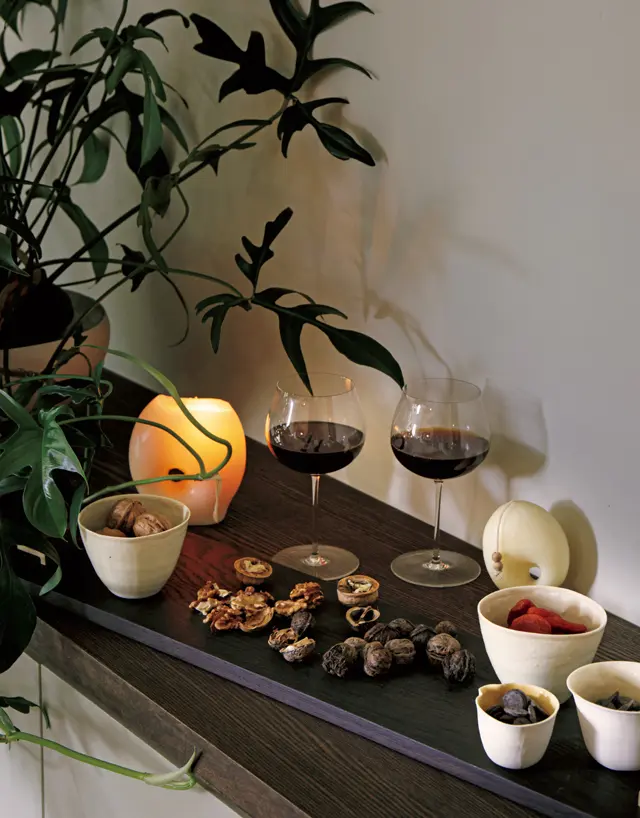 【EVENING】夏の夕刻にはワイングラスでコーヒーを。チョコレート、干しあんず、くるみは、私の好きなコーヒーのおつまみ