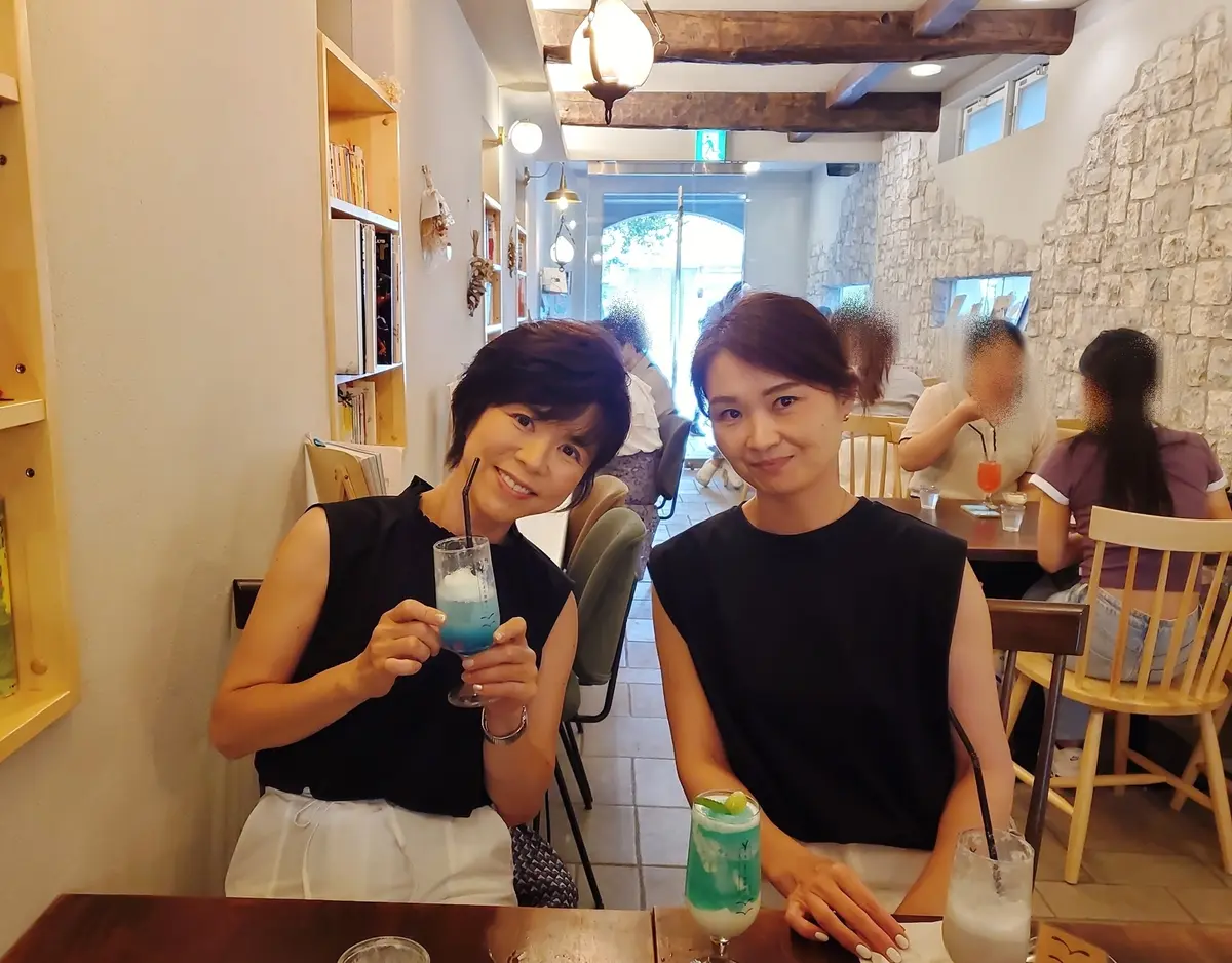 カフェの店内でとっても素敵な女性akikちゃんと。