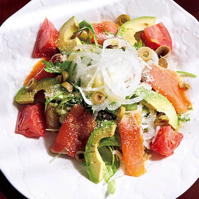 そば粉のガレットに好みの野菜やスモークサーモンをたっぷりトッピング