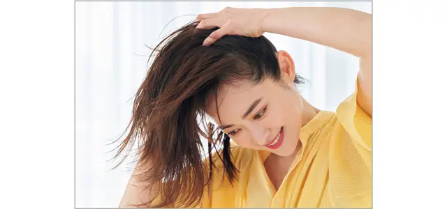 基本プロセス《2》の段階で、下向きになりオイルなどを塗布しながらゴールデンポイントに髪を集める