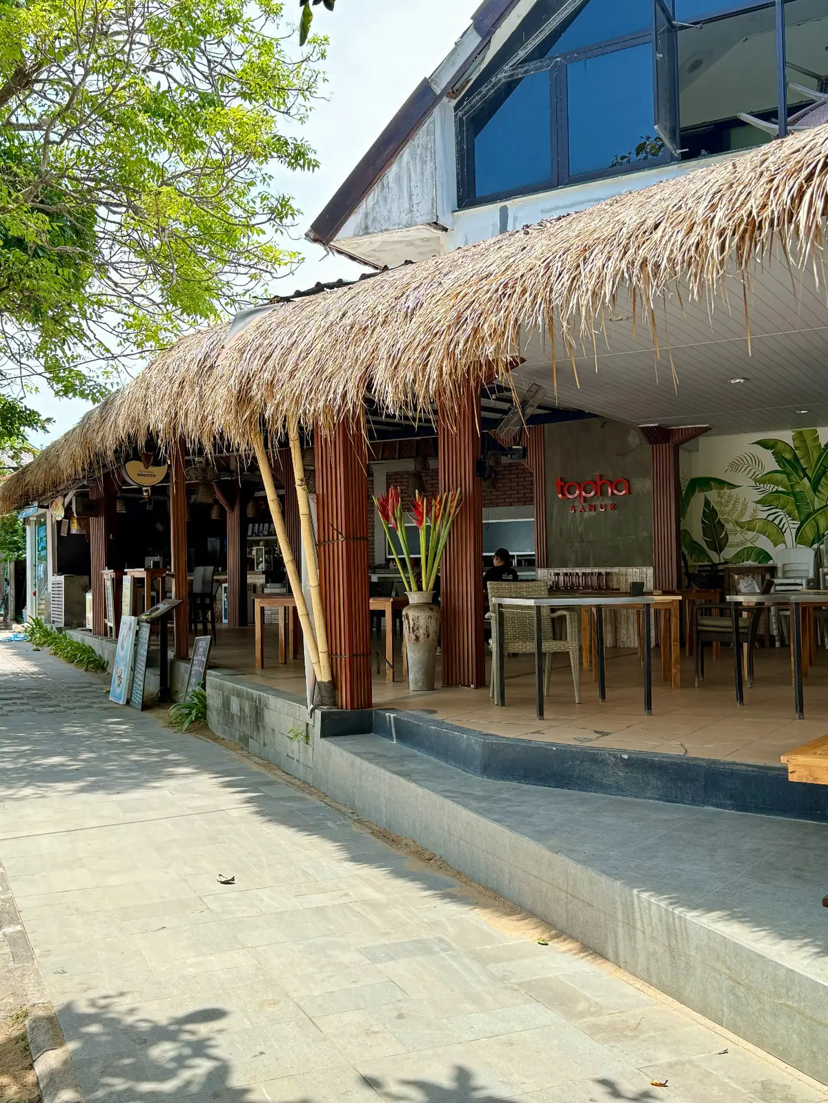 50代夫婦旅行　BALI 　バリ島　サヌール　サヌールビーチ　カフェtopha  外観写真