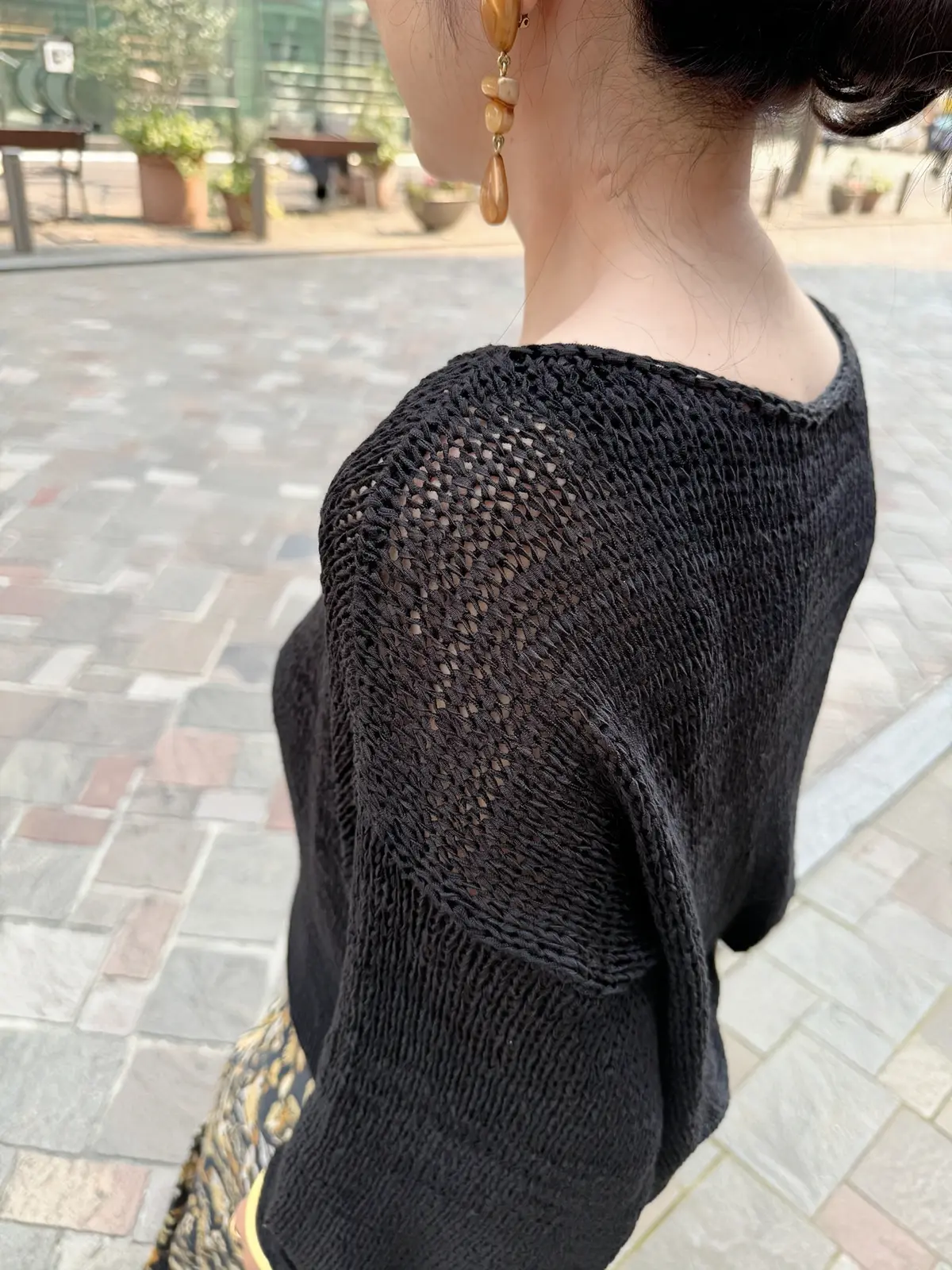 黒のサマーニット、キャメルのイヤリング