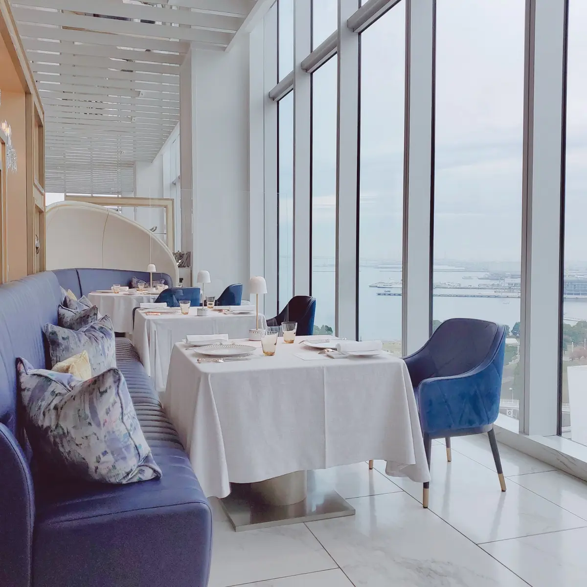 席はそれぞれプライベート空間が保たれます