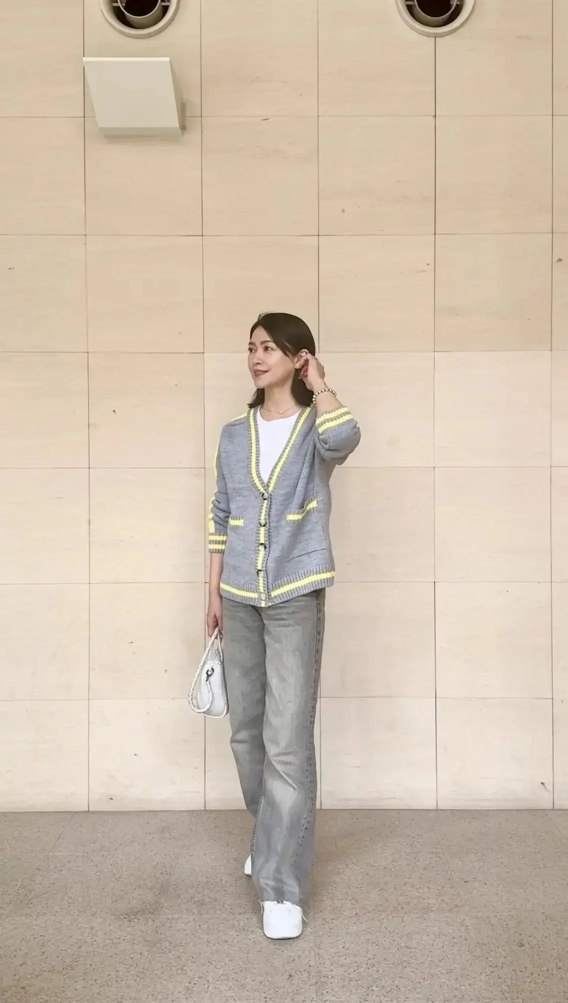 【50代 3月におすすめスニーカーコーデ15選】歩きやすく快適なスニーカーで新しい季節の足もとをおしゃれに！