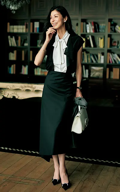 シルクのモノトーンブラウスとロングスカートコーデの生方ななえ