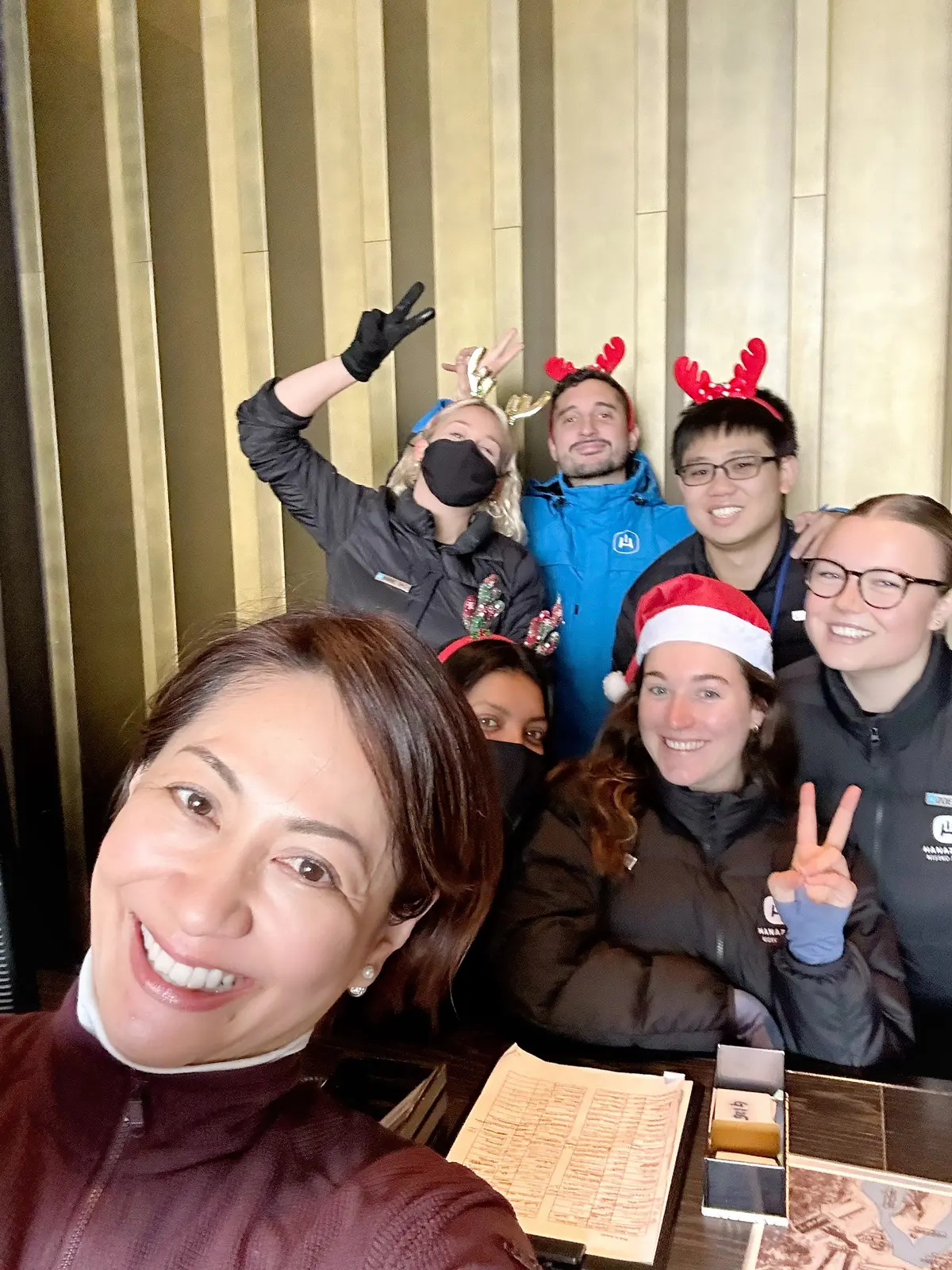 お茶をしたパークハイアットニセコのスタッフの方と記念撮影