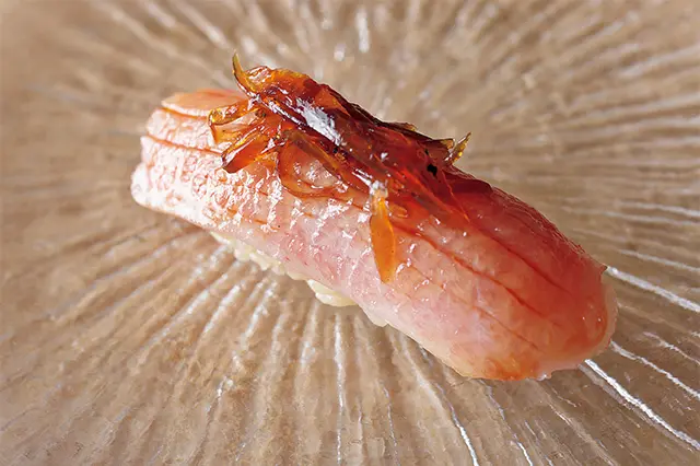 大トロ・エシャロット。しょう ゆ味のエシャロットが大トロの脂を優しい味 わいに変える