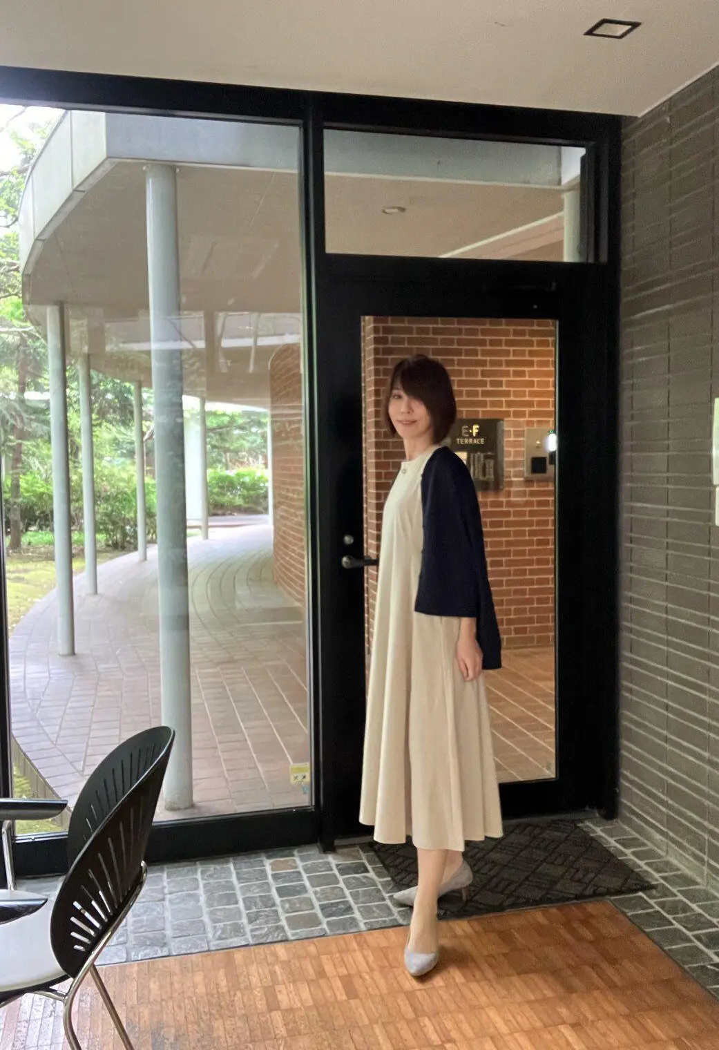 ウルトラストレッチエアリズムワンピース　UVカットクルーネックカーディガン　ユニクロ　ワンピース　ユニクロ　カーディガン    jマダムのコーデ　白スニーカー