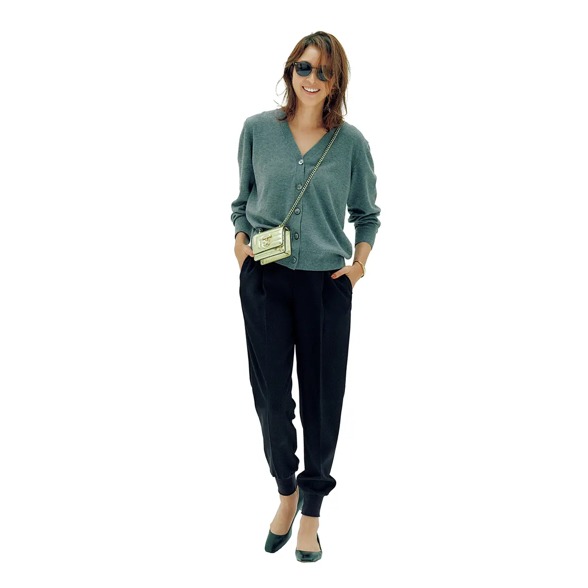 グレーvネックカーディガンと黒パンツのコーデ　モデル・SHIHO