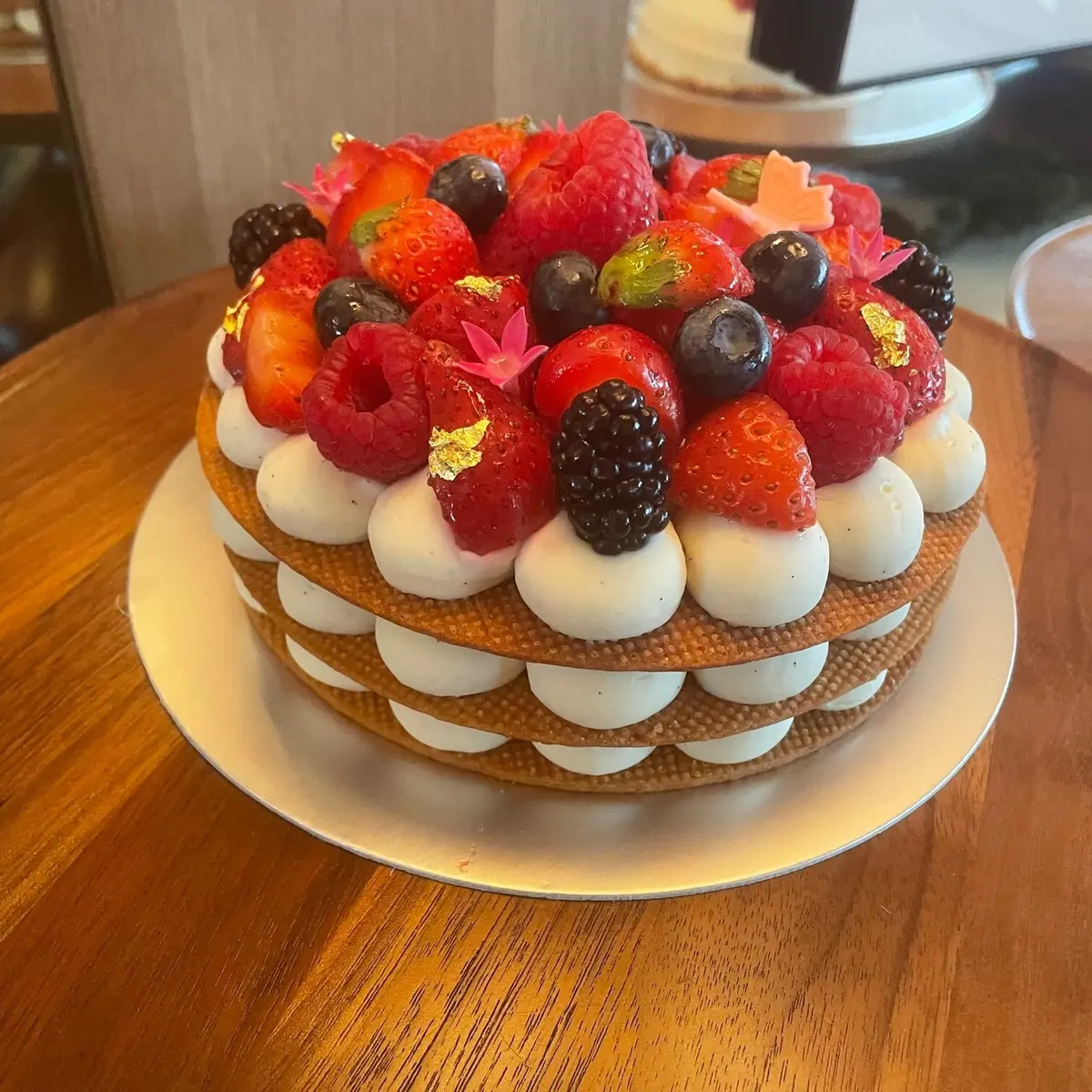 通年販売されているジュリアンさんのシグネチャー「デコレーション バースデーケーキ」