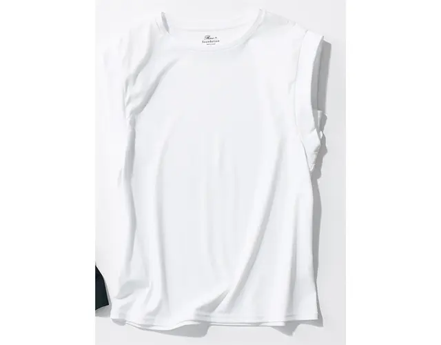 二枚仕立てにしたアームホールが“わきに余裕を生み出す”